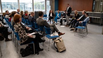 Diskussion über die Idee einer gemeinsamen Bibliothek für die Stuttgarter Hochschulen. Moderator Dr. Johan Lange 